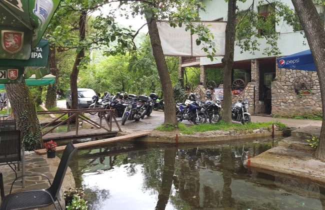 Parking restorana Izvor na rijeci Treski