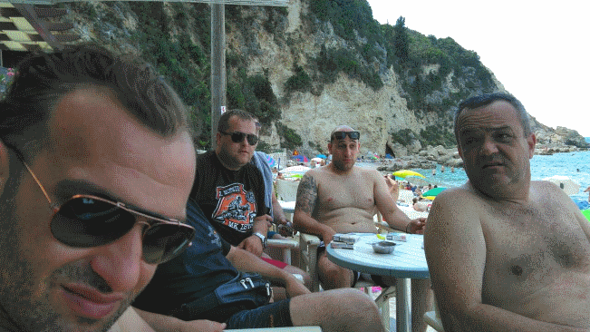Momci na plaži Ag. Nikitas