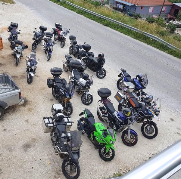 Naši motori parkirani ispred Draganove kuće, M. Brod