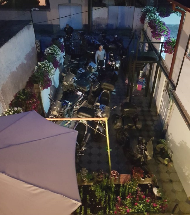 Motori u dvorištu. 10 komada :)