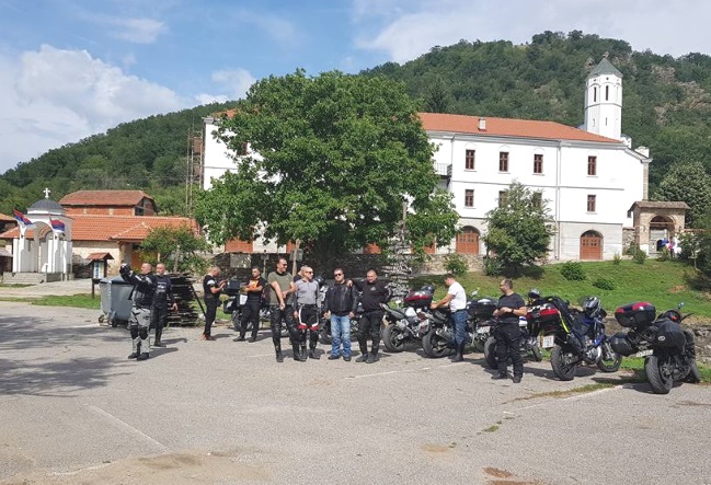 Pogled na parking i Man Prohor Pčinjski