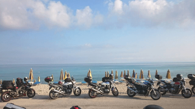 Motori na plaži u Valoni
